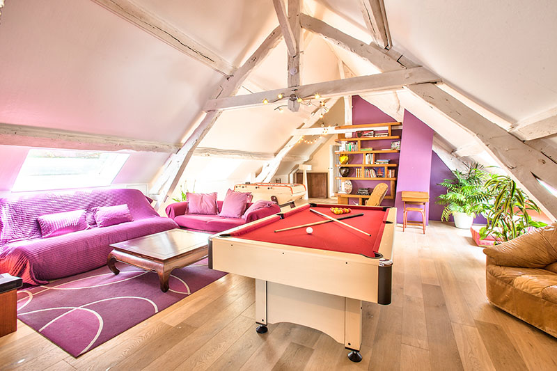 salle de jeu avec baby foot et billard