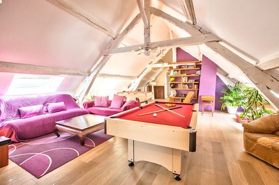 salle de jeu avec baby foot et billard